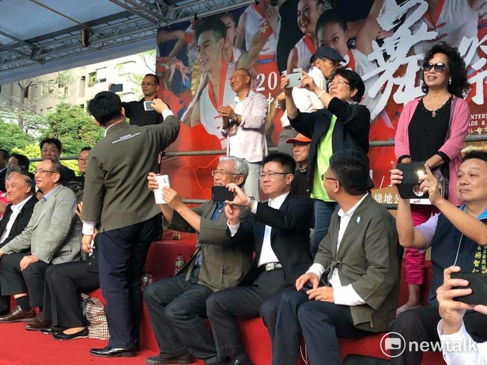 台中市長林佳龍於百忙中參與《2017國際踩舞祭》盛宴,於日本三重縣的安農津舞團熱舞登場,台中市長林佳龍不但隨著節奏拍手,還忍不住秒拍,的自拍了,立即分享傳line 和臉書。 圖:王鵬宇/攝 台中市長林佳龍於百忙中參與《2017國際踩舞祭》盛宴,於日本三重縣的安農津舞團熱舞登場,台中市長林佳龍不但隨著節奏拍手,還忍不住秒拍,的自拍了,立即分享傳line 和臉書。 圖:王鵬宇/攝