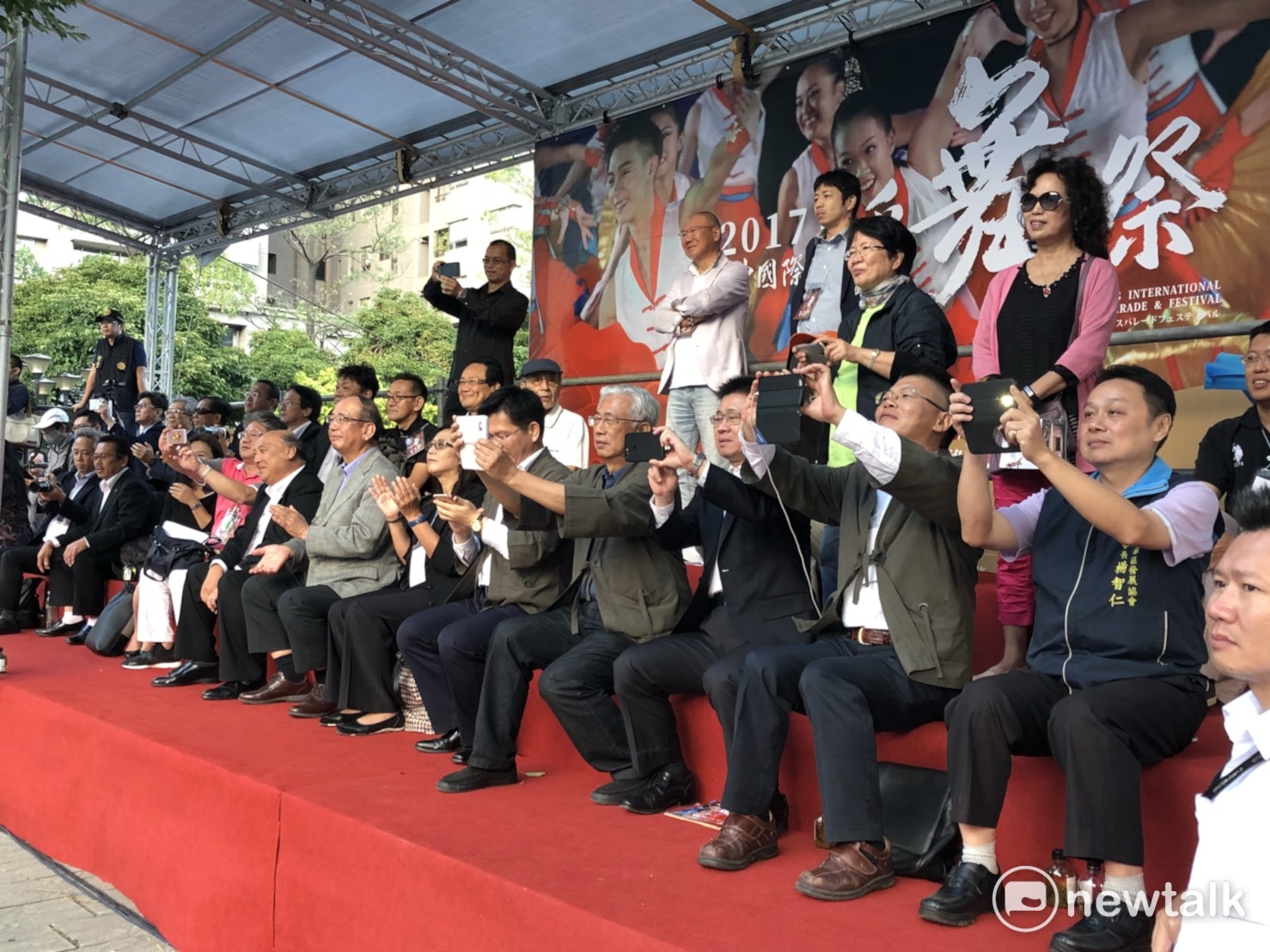 台中市長林佳龍於百忙中參與《2017國際踩舞祭》盛宴,拿出手機拍照紀念。 圖:王鵬宇/攝 台中市長林佳龍於百忙中參與《2017國際踩舞祭》盛宴,拿出手機拍照紀念。 圖:王鵬宇/攝