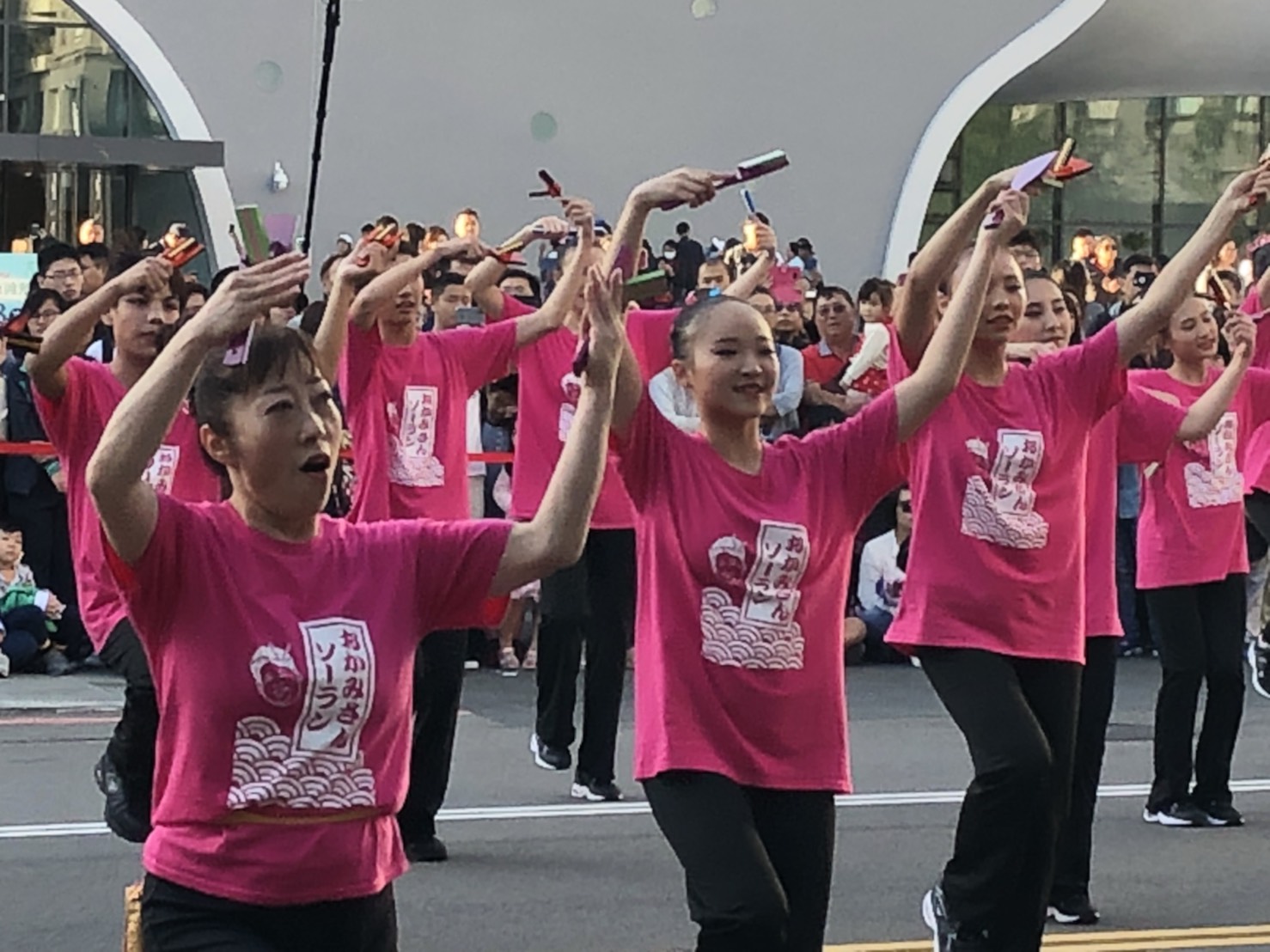唯一組台日混搭組日本岐阜縣的瑞浪舞團,結合台灣華岡藝校的台日混搭舞團。這個舞團大部分是日本在地商家老闆娘組成,平均年齡70歲,有的因為年歲已高,不克前來,因為,部分團員由華岡藝校支援。 圖:王鵬宇/攝 唯一組台日混搭組日本岐阜縣的瑞浪舞團,結合台灣華岡藝校的台日混搭舞團。這個舞團大部分是日本在地商家老闆娘組成,平均年齡70歲,有的因為年歲已高,不克前來,因為,部分團員由華岡藝校支援。 圖:王鵬宇/攝