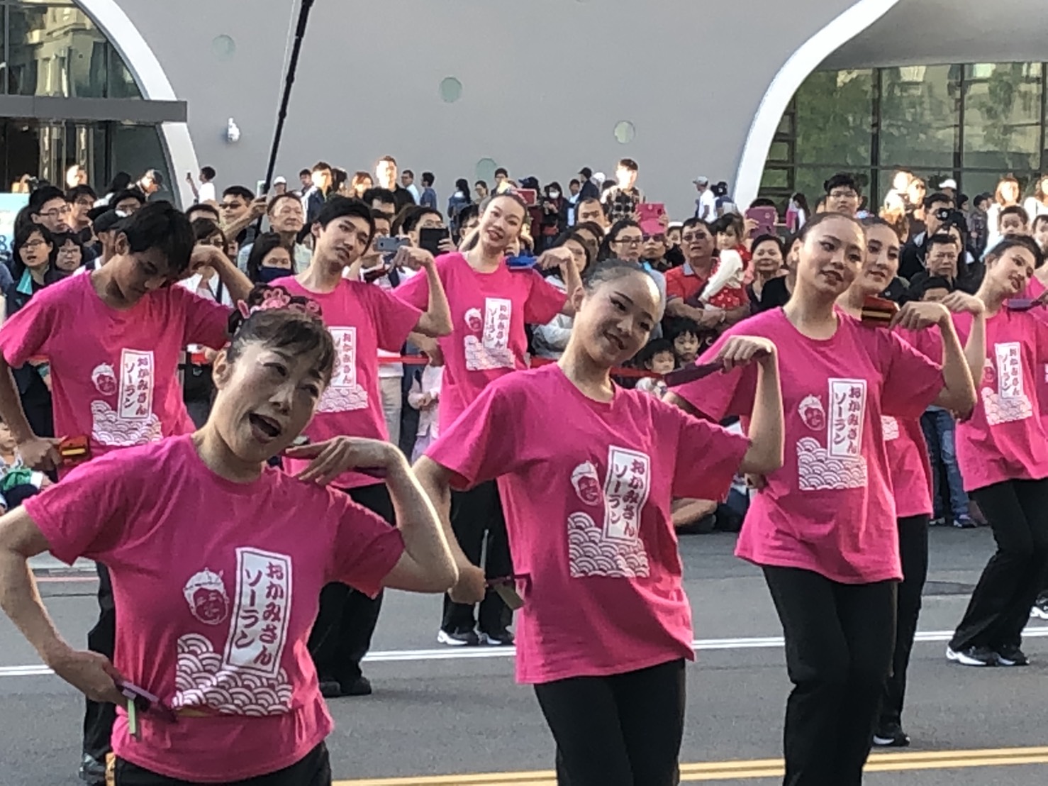 唯一組台日混搭組日本岐阜縣的瑞浪舞團,結合台灣華岡藝校的台日混搭舞團。這個舞團大部分是日本在地商家老闆娘組成,平均年齡70歲,有的因為年歲已高,不克前來,因為,部分團員由華岡藝校支援。 圖:王鵬宇/攝 唯一組台日混搭組日本岐阜縣的瑞浪舞團,結合台灣華岡藝校的台日混搭舞團。這個舞團大部分是日本在地商家老闆娘組成,平均年齡70歲,有的因為年歲已高,不克前來,因為,部分團員由華岡藝校支援。 圖:王鵬宇/攝