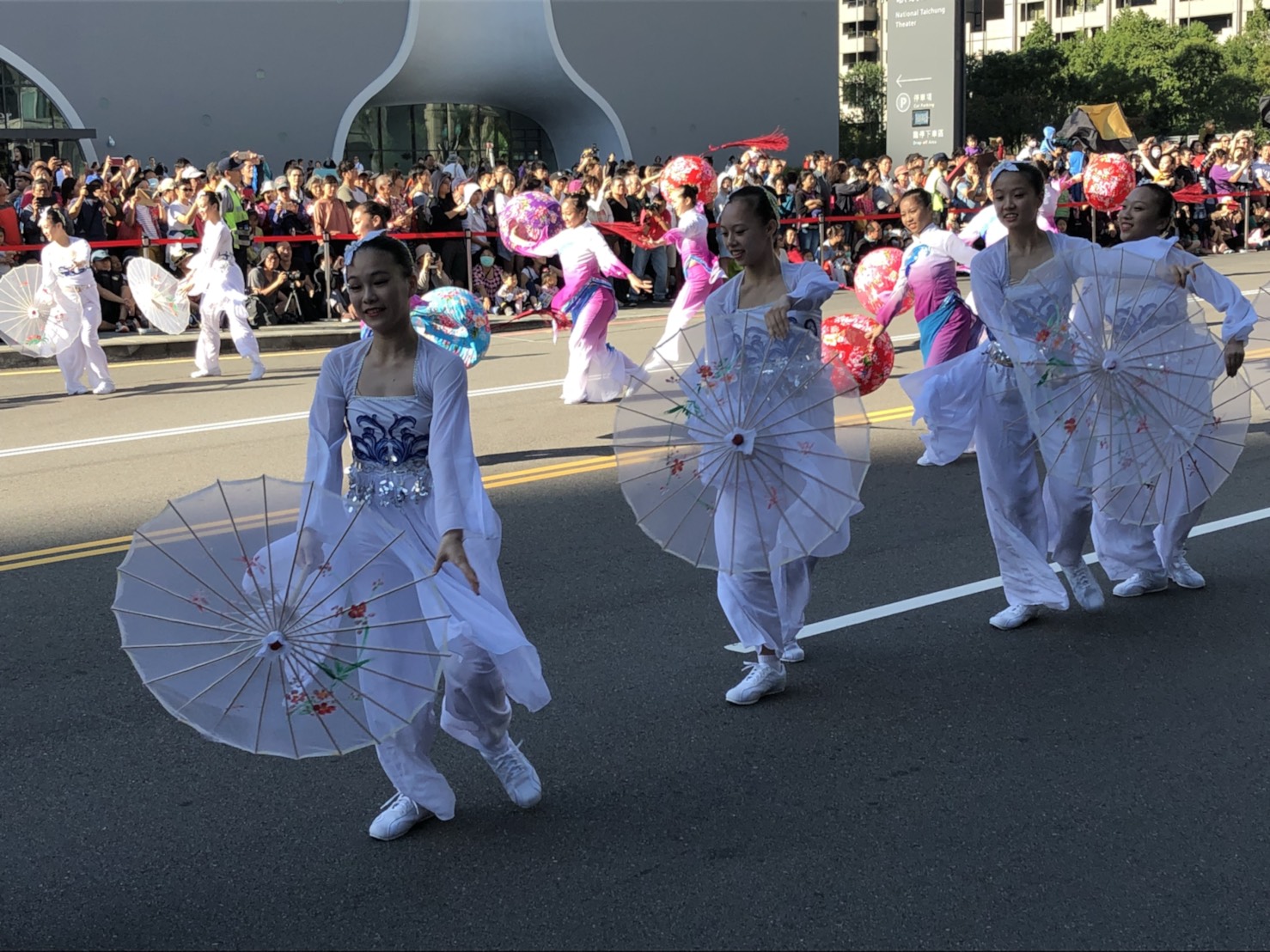 2017國際踩舞祭,新北市立清水高中演出《花漫遠山賦春景》。 圖:王鵬宇/攝 2017國際踩舞祭,新北市立清水高中演出《花漫遠山賦春景》。 圖:王鵬宇/攝
