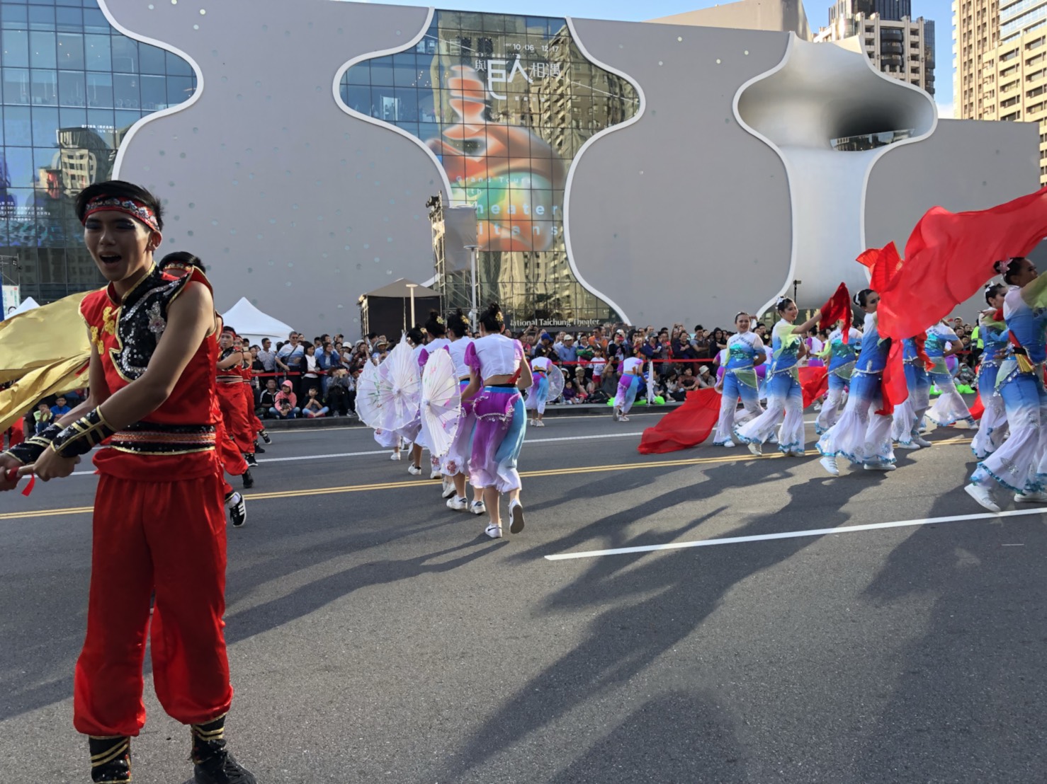 2017國際踩舞祭,嘉義東吳高職《花young台灣》。以舞蹈展現青春活力,時而嬌媚、時而可愛。 圖:王鵬宇/攝 2017國際踩舞祭,嘉義東吳高職《花young台灣》。以舞蹈展現青春活力,時而嬌媚、時而可愛。 圖:王鵬宇/攝