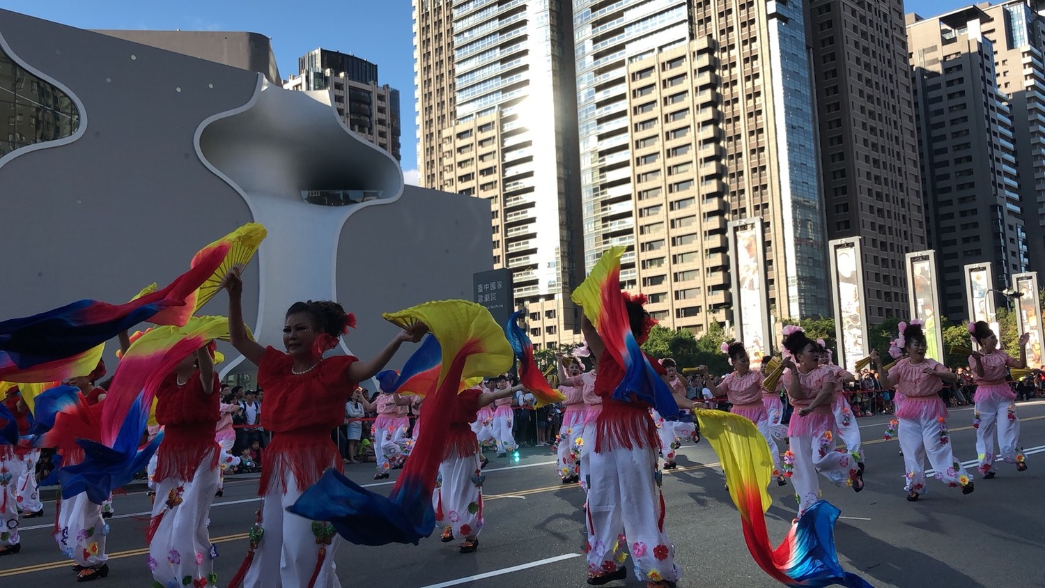 2017國際踩舞祭,平均年齡70歲的魏瑞蓉舞團《愛在每個角落》,以舞蹈和歌聲,見證他們的努力及自信。 圖:王鵬宇/攝 2017國際踩舞祭,平均年齡70歲的魏瑞蓉舞團《愛在每個角落》,以舞蹈和歌聲,見證他們的努力及自信。 圖:王鵬宇/攝