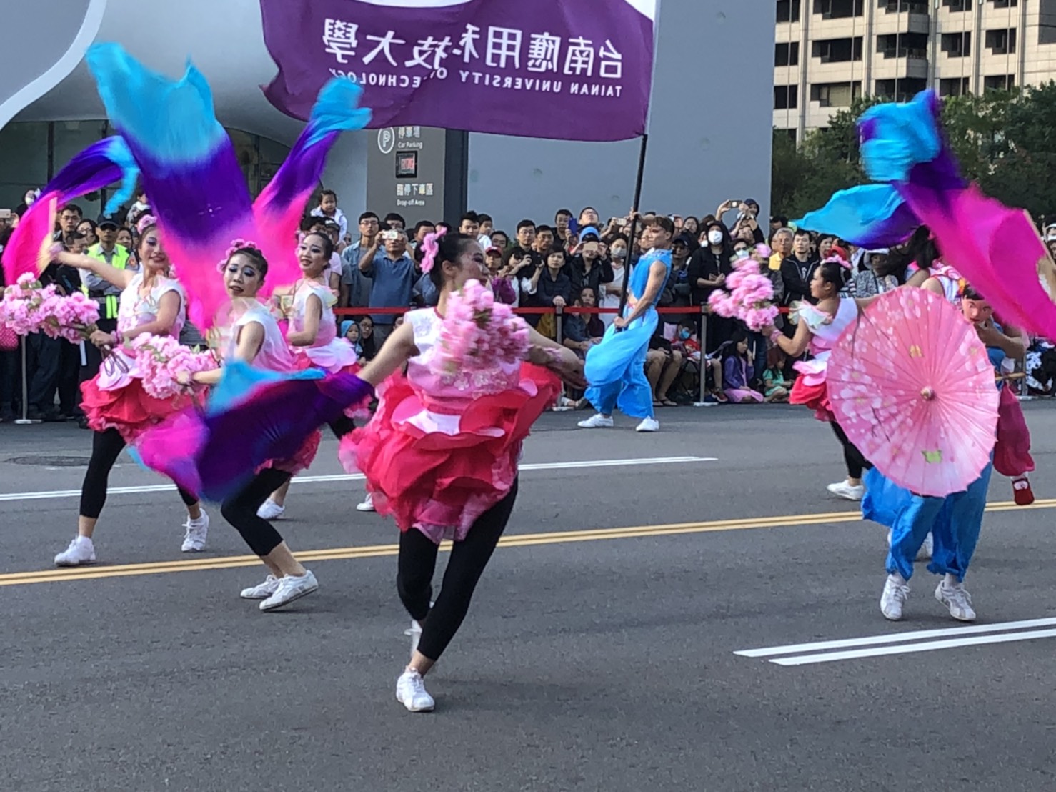 2017國際踩舞祭,台南應用科技大學《舞影隨形讚山櫻》。 圖:王鵬宇/攝 2017國際踩舞祭,台南應用科技大學《舞影隨形讚山櫻》。 圖:王鵬宇/攝