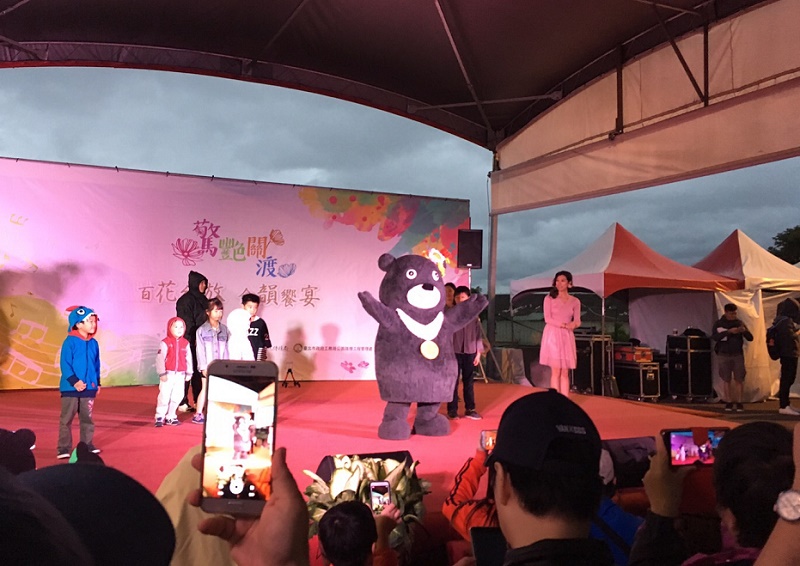 雖然天空飄著細雨,觀眾仍熱情的與歌手互動。 雖然天空飄著細雨,觀眾仍熱情的與歌手互動。
