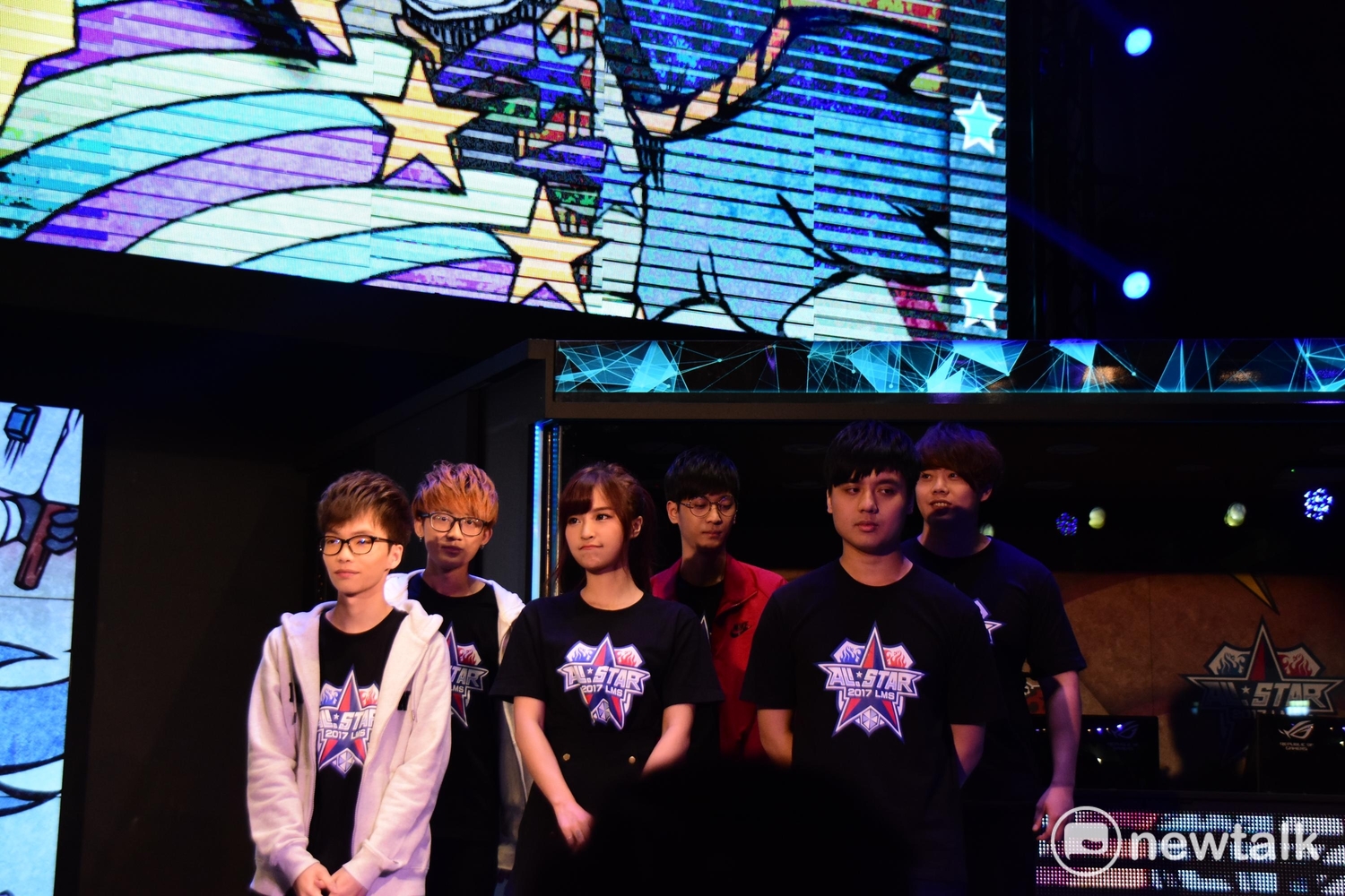 LMS明星賽的「明星紅隊」陣容「小健、JT FoFo、鳳梨妹、JT FoFo、Enzz、ahq Albis」。 LMS明星賽的「明星紅隊」陣容「小健、JT FoFo、鳳梨妹、JT FoFo、Enzz、ahq Albis」。