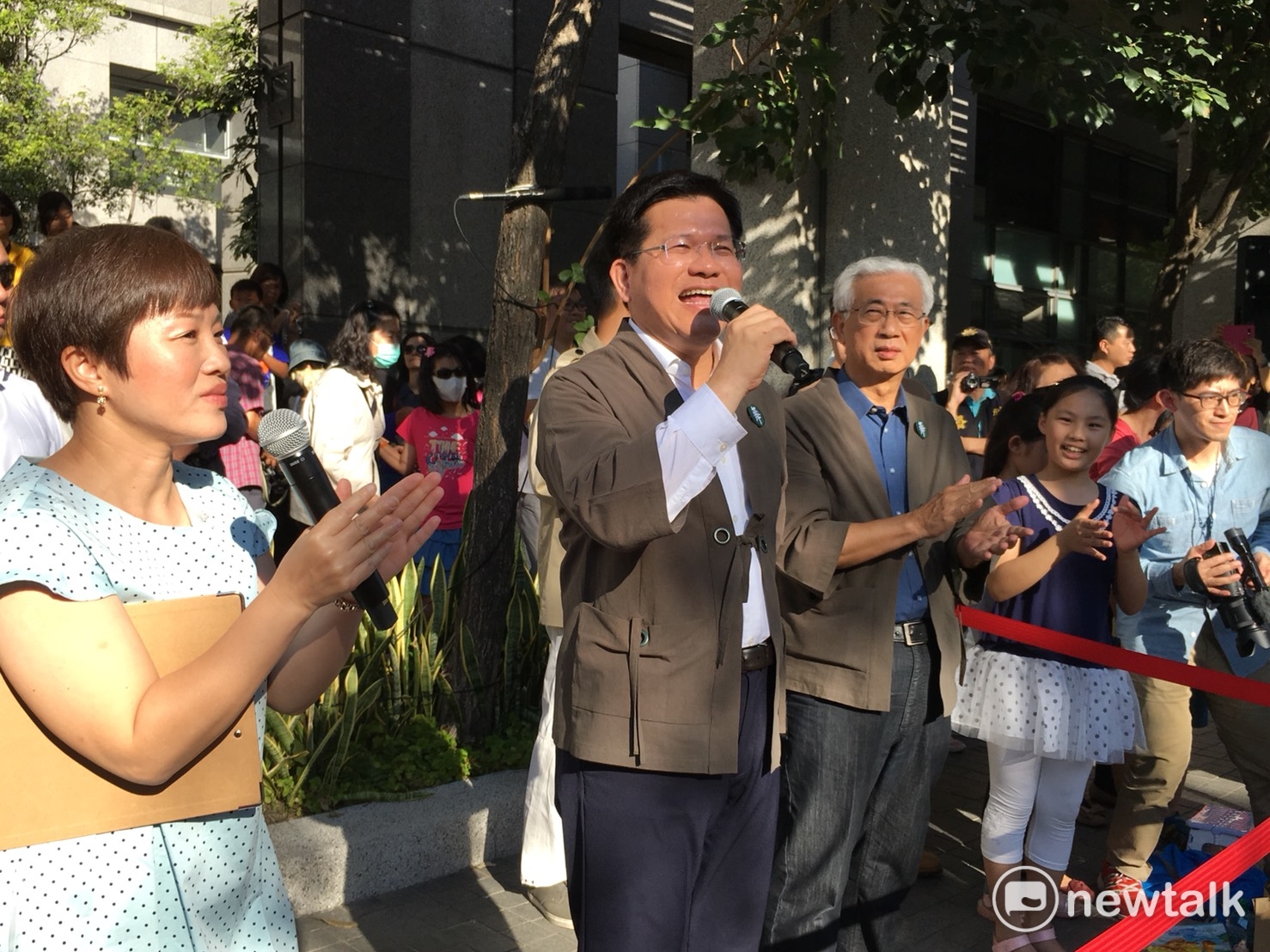 台中市長林佳龍於百忙中參與《2017國際踩舞祭》盛宴,拿出手機拍照紀念。 圖:王鵬宇/攝 台中市長林佳龍於百忙中參與《2017國際踩舞祭》盛宴,拿出手機拍照紀念。 圖:王鵬宇/攝