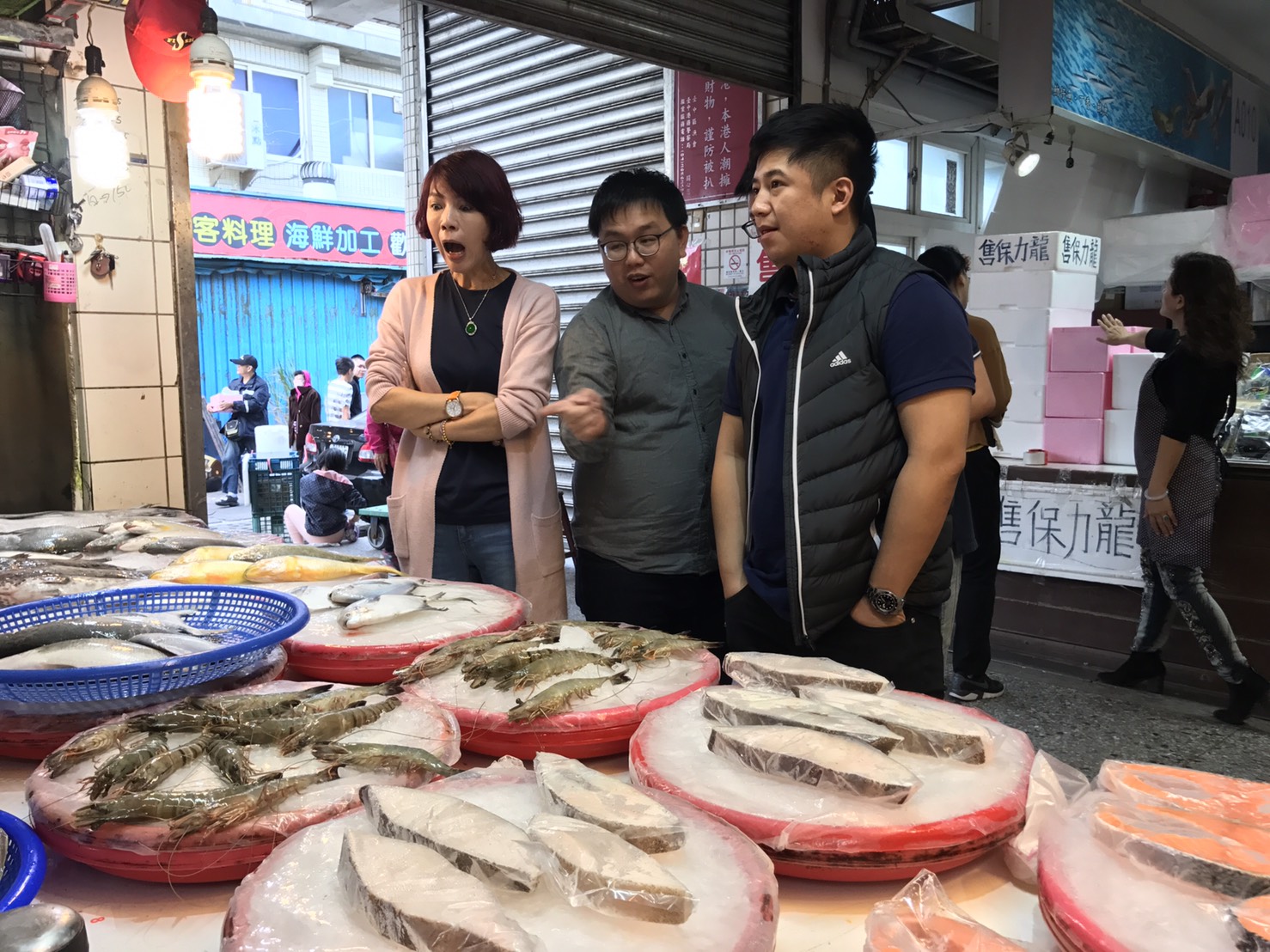 蔡其昌變身為詹姆士的助手,推廣梧棲鮮魚。 蔡其昌變身為詹姆士的助手,推廣梧棲鮮魚。