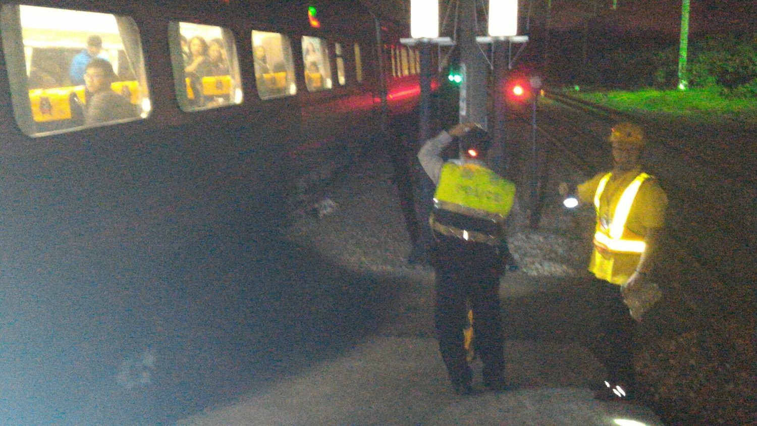 台鐵表示,根據司機員的說法,列車行駛至高雄路竹大湖站第二月臺時,雖然該站不停靠,但突有不知名民眾(據台鐵初步了解為女性、身分待查)自月臺跳下,致遭列車撞擊當場往生。 台鐵表示,根據司機員的說法,列車行駛至高雄路竹大湖站第二月臺時,雖然該站不停靠,但突有不知名民眾(據台鐵初步了解為女性、身分待查)自月臺跳下,致遭列車撞擊當場往生。