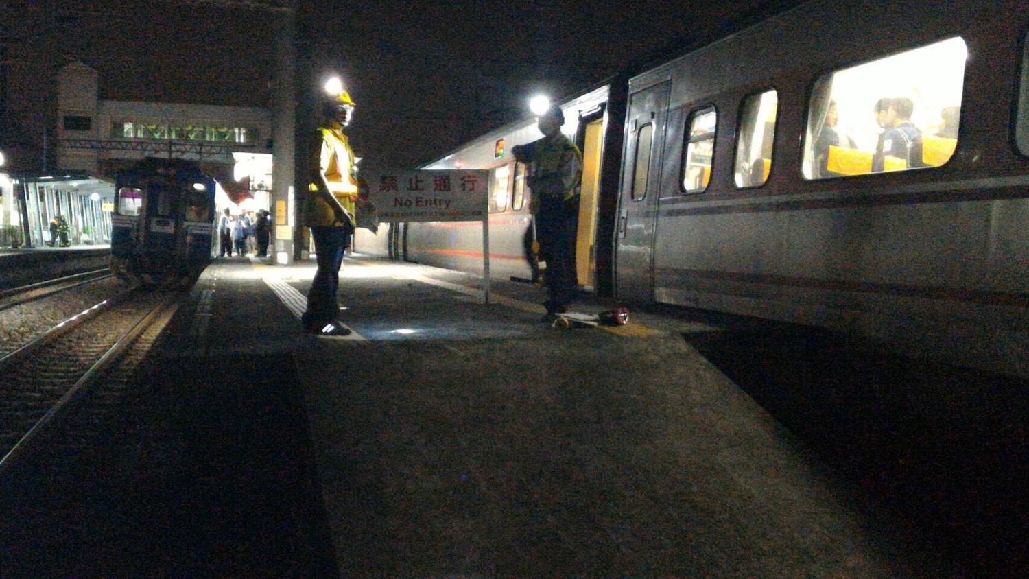 台鐵表示,根據司機員的說法,列車行駛至高雄路竹大湖站第二月臺時,雖然該站不停靠,但突有不知名民眾(據台鐵初步了解為女性、身分待查)自月臺跳下,致遭列車撞擊當場往生。 台鐵表示,根據司機員的說法,列車行駛至高雄路竹大湖站第二月臺時,雖然該站不停靠,但突有不知名民眾(據台鐵初步了解為女性、身分待查)自月臺跳下,致遭列車撞擊當場往生。