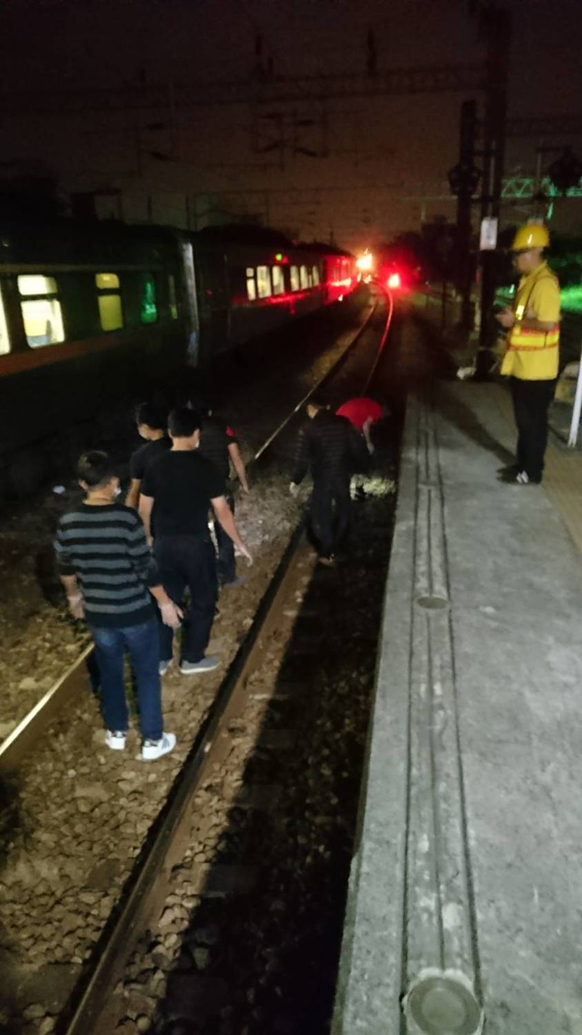 台鐵表示,根據司機員的說法,列車行駛至高雄路竹大湖站第二月臺時,雖然該站不停靠,但突有不知名民眾(據台鐵初步了解為女性、身分待查)自月臺跳下,致遭列車撞擊當場往生。 台鐵表示,根據司機員的說法,列車行駛至高雄路竹大湖站第二月臺時,雖然該站不停靠,但突有不知名民眾(據台鐵初步了解為女性、身分待查)自月臺跳下,致遭列車撞擊當場往生。