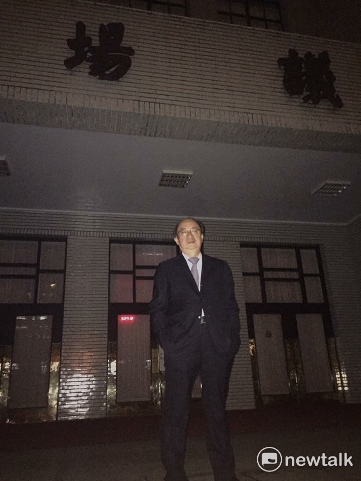 民進黨總召柯建銘表示,17日清晨5:00大多立委還在睡覺天未亮時與邱志偉委員到議場門口,等7:00議場開門,為勞基法付委議程確定能順利進行,接著吳秉叡、葉宜津委員也趕到,搶先向議事處遞案,實為防止國民黨發動表決大戰,讓院會停擺,步步為營,身為總召只能身先士卒。 圖:翻攝自柯建銘臉書 民進黨總召柯建銘表示,17日清晨5:00大多立委還在睡覺天未亮時與邱志偉委員到議場門口,等7:00議場開門,為勞基法付委議程確定能順利進行,接著吳秉叡、葉宜津委員也趕到,搶先向議事處遞案,實為防止國民黨發動表決大戰,讓院會停擺,步步為營,身為總召只能身先士卒。 圖:翻攝自柯建銘臉書