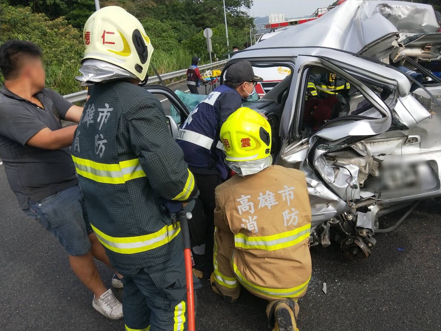自小客車車體扭曲變型,可以想像當時撞擊力道之強烈。 自小客車車體扭曲變型,可以想像當時撞擊力道之強烈。