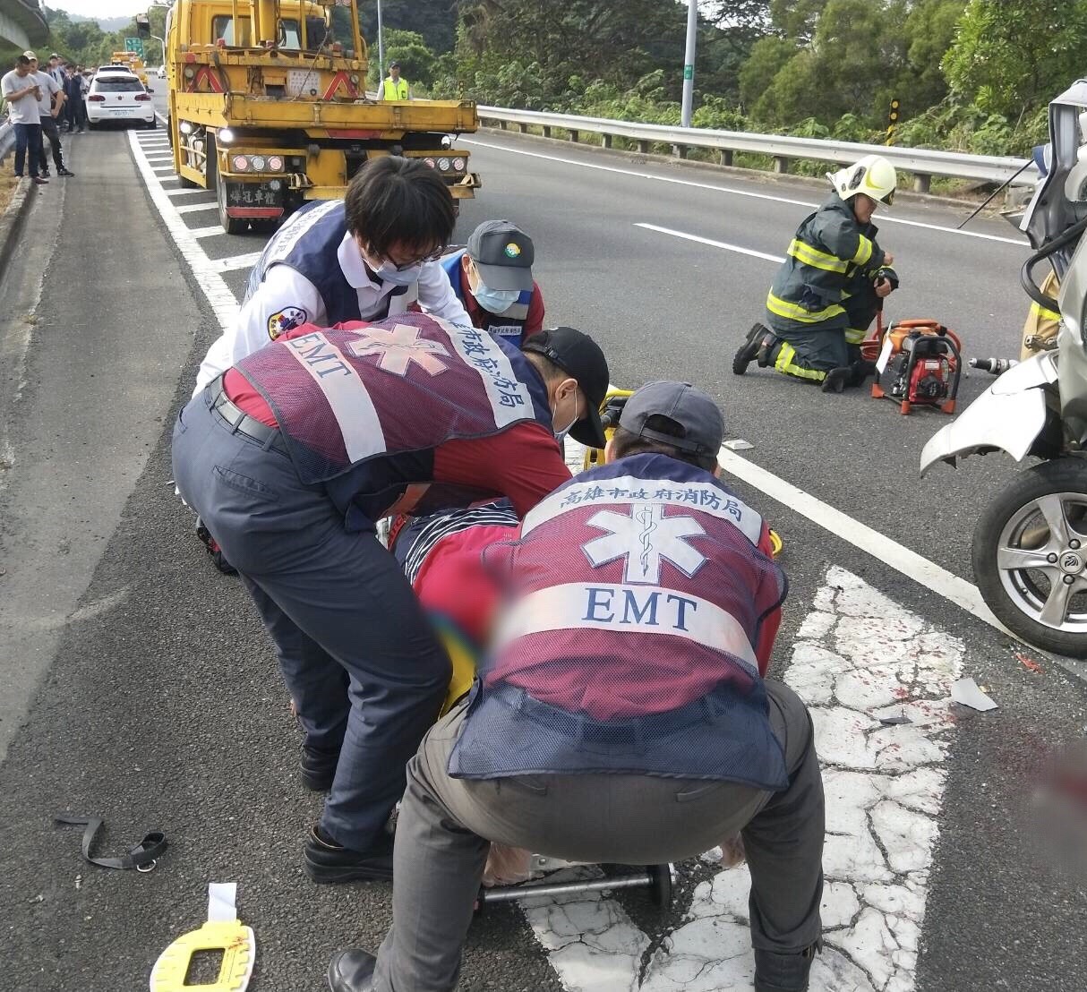 自小客車車體扭曲變型,可以想像當時撞擊力道之強烈。 自小客車車體扭曲變型,可以想像當時撞擊力道之強烈。