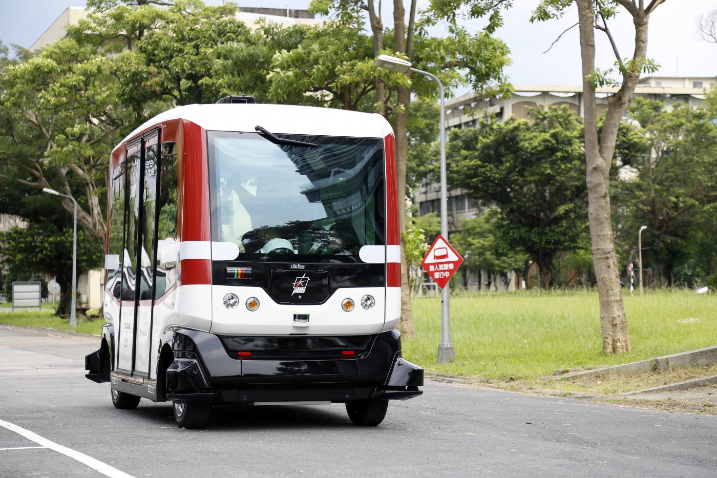 英國為了發展人工智慧,並推動2021年前無人車上路計畫,財政大臣韓蒙德(Philip Hammond)將於22日的預算演說中宣布編列7500萬英鎊(約新台幣30億5400萬元)經費。 英國為了發展人工智慧,並推動2021年前無人車上路計畫,財政大臣韓蒙德(Philip Hammond)將於22日的預算演說中宣布編列7500萬英鎊(約新台幣30億5400萬元)經費。