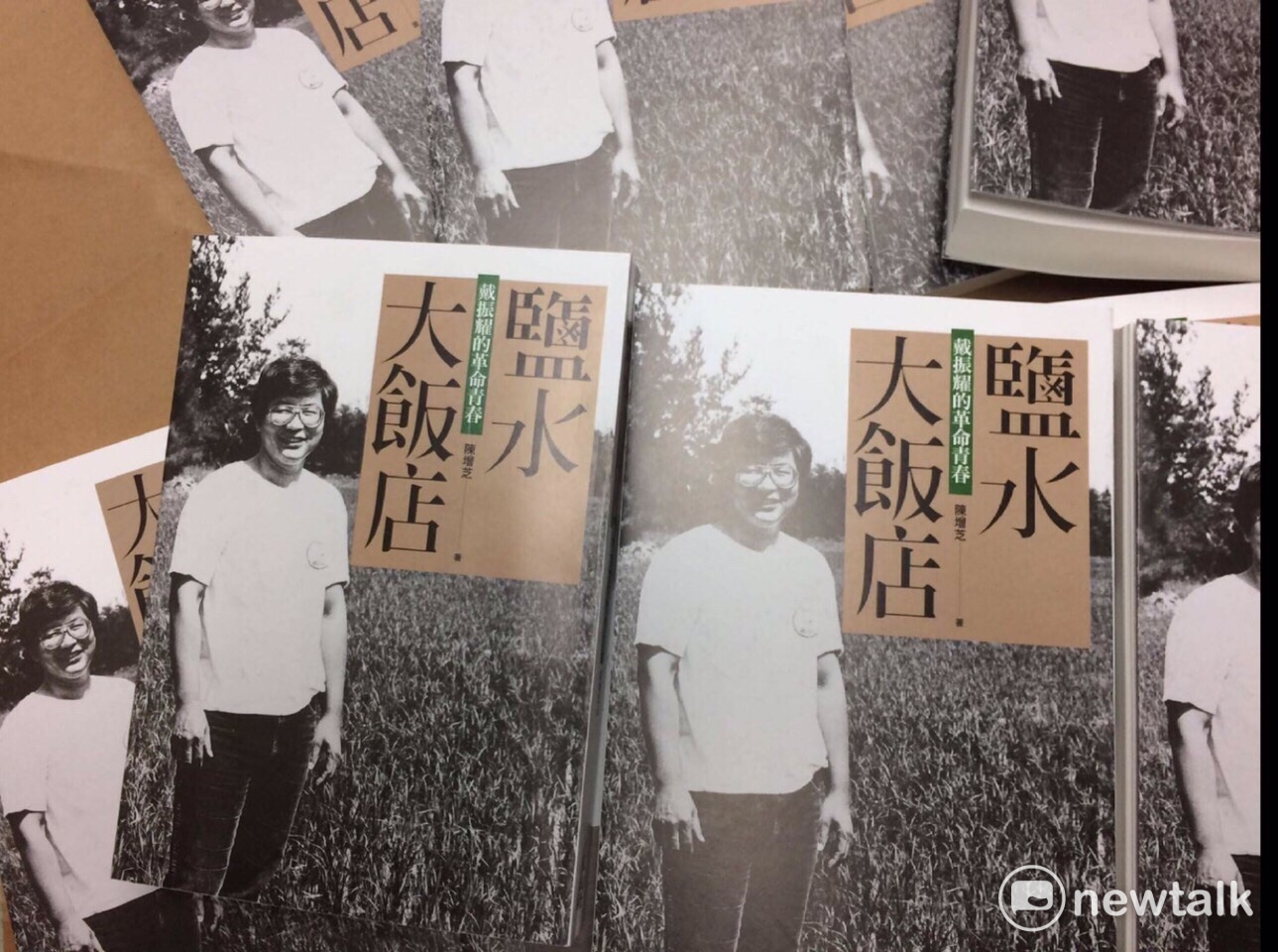 今(19)日凌晨00:01,因胰臟癌病逝的前農民立委戴振耀,靈堂設在戴振耀高雄橋頭區白樹村的住家,一早總統蔡英文的悼唁花籃已送抵靈堂前。 今(19)日凌晨00:01,因胰臟癌病逝的前農民立委戴振耀,靈堂設在戴振耀高雄橋頭區白樹村的住家,一早總統蔡英文的悼唁花籃已送抵靈堂前。