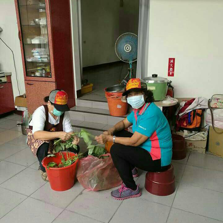 烏日區家庭福利服務中心,今年初在屋頂開闢「空中菜園」,並將已收成的蔬菜送給在地關懷據點作為老人共餐食材。 烏日區家庭福利服務中心,今年初在屋頂開闢「空中菜園」,並將已收成的蔬菜送給在地關懷據點作為老人共餐食材。