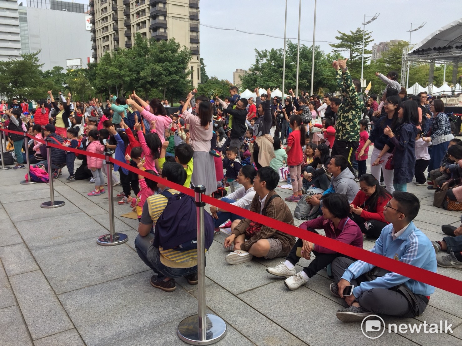 台中國際踩舞祭連續三天在臺中市政府前廣場及夏綠地公園周邊登場舉辦,民眾紛湧而至。 圖:臺中市政府/提供 台中國際踩舞祭連續三天在臺中市政府前廣場及夏綠地公園周邊登場舉辦,民眾紛湧而至。 圖:臺中市政府/提供