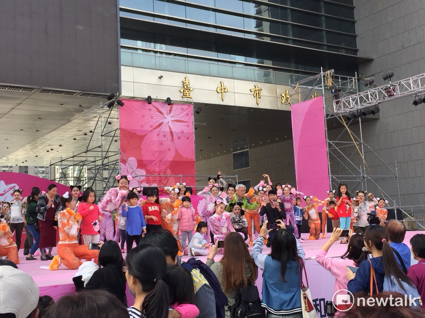 台中國際踩舞祭,明年第三年,將有民間表團加入踩舞祭,未來也希望增加與民間的合作,政府與民間一起共同舉辦的活動,逐步變成民間或商圈地區自主辦理的交流活動。 圖:臺中市政府/提供 台中國際踩舞祭,明年第三年,將有民間表團加入踩舞祭,未來也希望增加與民間的合作,政府與民間一起共同舉辦的活動,逐步變成民間或商圈地區自主辦理的交流活動。 圖:臺中市政府/提供