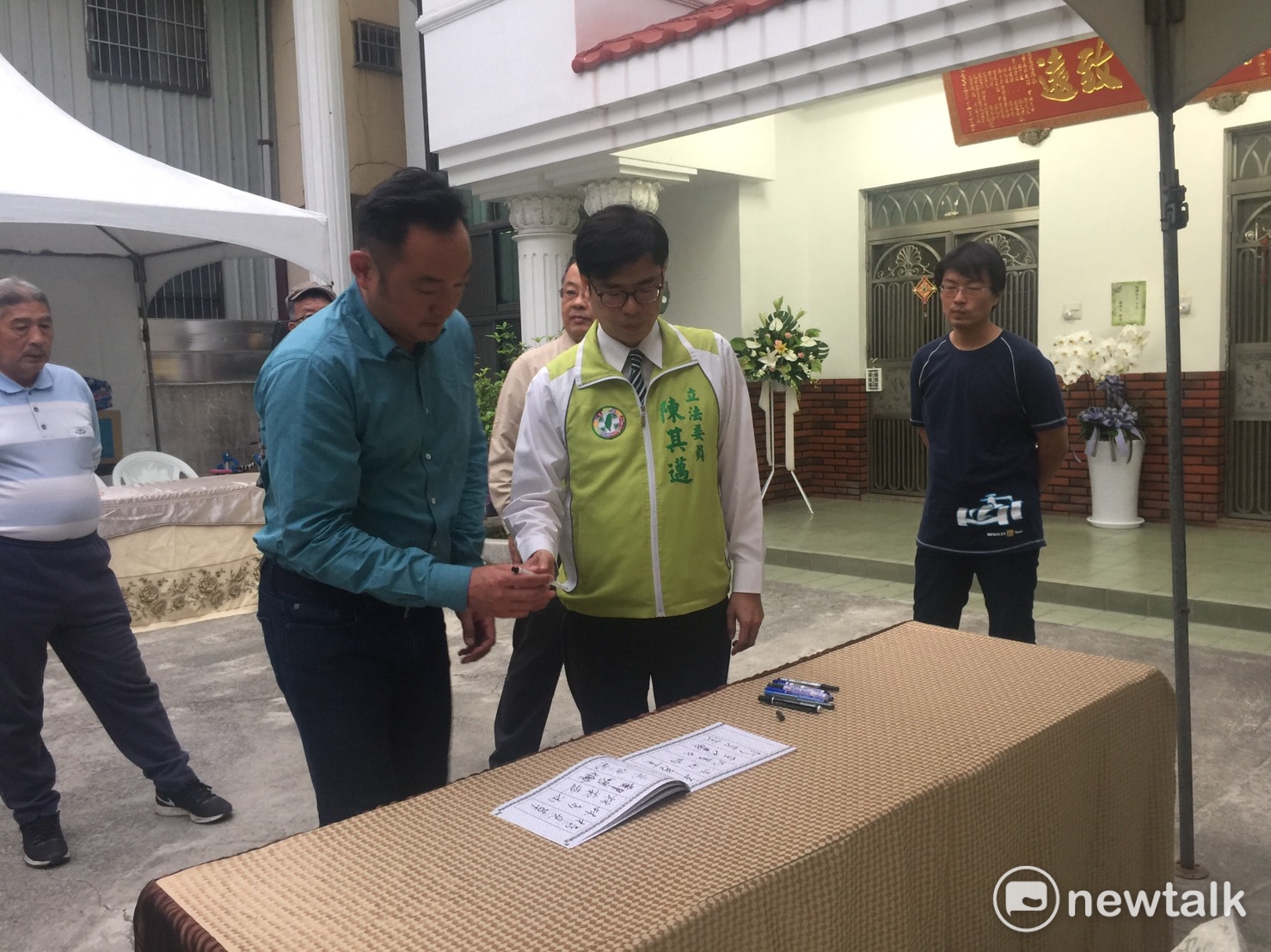 今(19)日凌晨00:01,因胰臟癌病逝的前農民立委戴振耀,靈堂設在戴振耀高雄橋頭區白樹村的住家,一早總統蔡英文的悼唁花籃已送抵靈堂前。 今(19)日凌晨00:01,因胰臟癌病逝的前農民立委戴振耀,靈堂設在戴振耀高雄橋頭區白樹村的住家,一早總統蔡英文的悼唁花籃已送抵靈堂前。