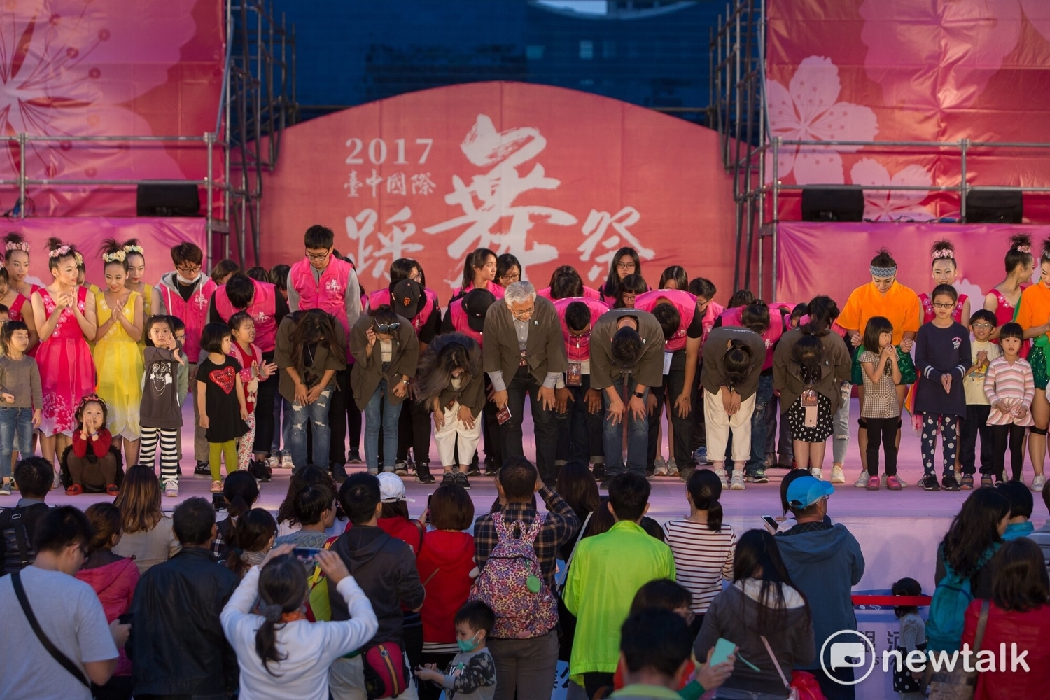 為期三天的台中國際踩舞祭,19日閉幕。台中市觀旅局長陳盛山於傍晚五點多,率觀旅局全體執行團隊,鞠躬致意,謝謝市民及市府各局處協力,建設大台中,提供優質、友善的旅遊環境,齊力提升,台中的觀光能量。 圖:臺中市政府/提供 為期三天的台中國際踩舞祭,19日閉幕。台中市觀旅局長陳盛山於傍晚五點多,率觀旅局全體執行團隊,鞠躬致意,謝謝市民及市府各局處協力,建設大台中,提供優質、友善的旅遊環境,齊力提升,台中的觀光能量。 圖:臺中市政府/提供