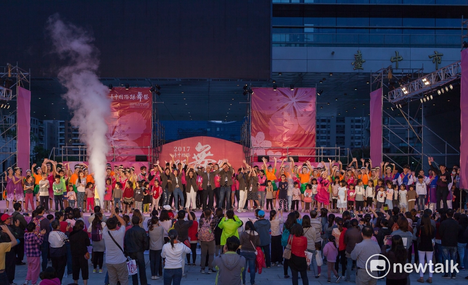 為期三天的台中國際踩舞祭,19日閉幕。台中市觀旅局長陳盛山於傍晚五點多,率觀旅局全體執行團隊,鞠躬致意,熱情民眾到場,學跳踩街舞蹈,熱情不亞於觀賞踩舞祭的活力。 圖:臺中市政府/提供 為期三天的台中國際踩舞祭,19日閉幕。台中市觀旅局長陳盛山於傍晚五點多,率觀旅局全體執行團隊,鞠躬致意,熱情民眾到場,學跳踩街舞蹈,熱情不亞於觀賞踩舞祭的活力。 圖:臺中市政府/提供