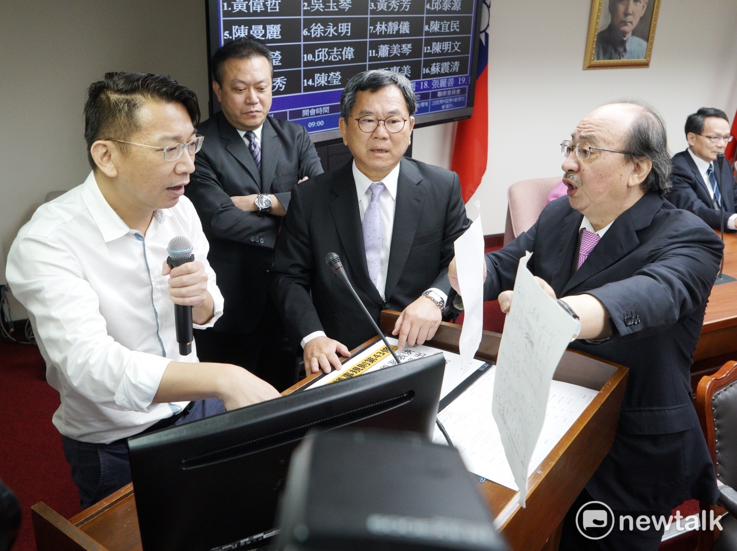 民進黨立委陳明文、蘇震清欲架離時代力量立委徐永明。 民進黨立委陳明文、蘇震清欲架離時代力量立委徐永明。