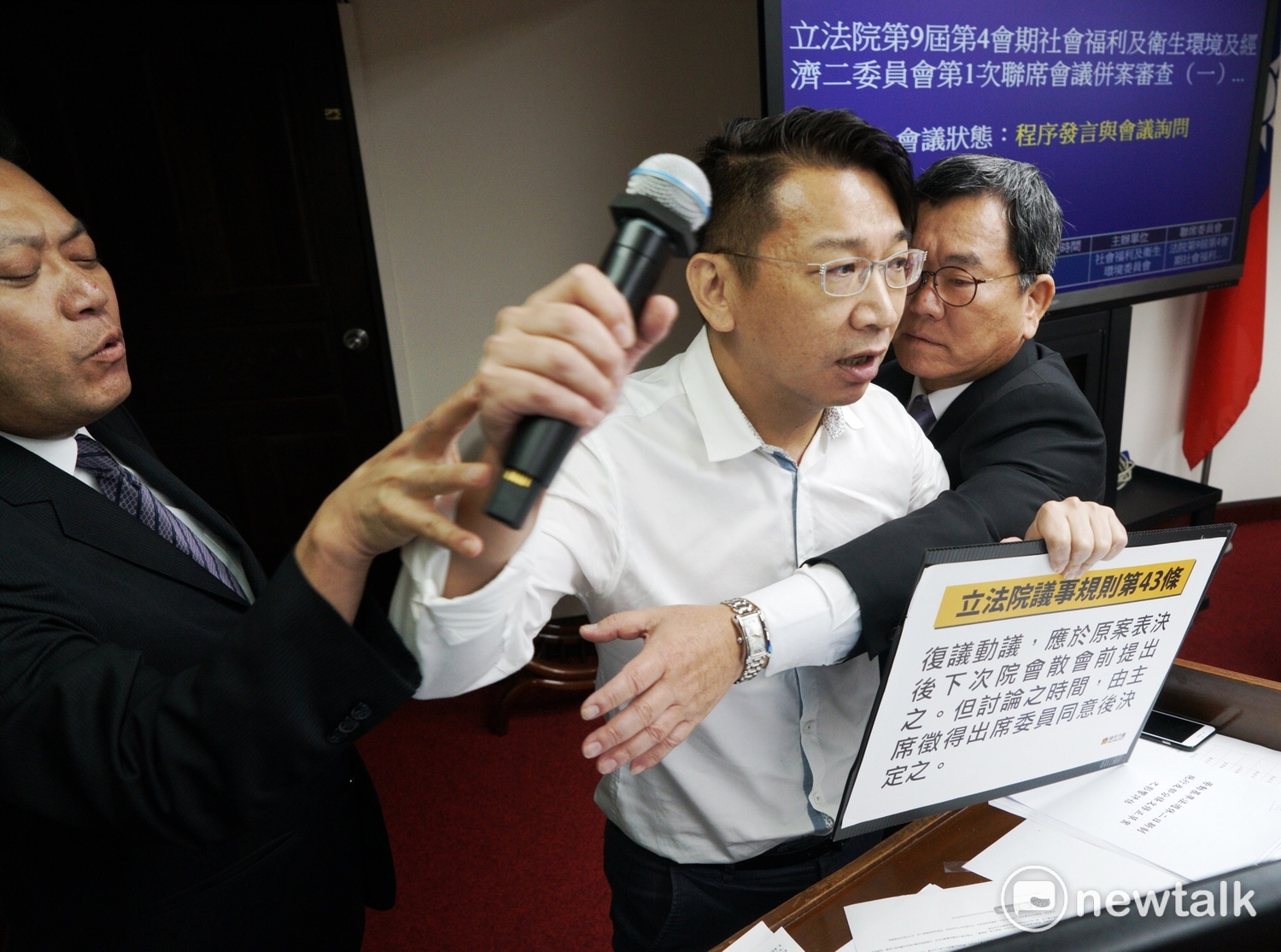 民進黨立委陳明文、蘇震清欲架離時代力量立委徐永明。 民進黨立委陳明文、蘇震清欲架離時代力量立委徐永明。