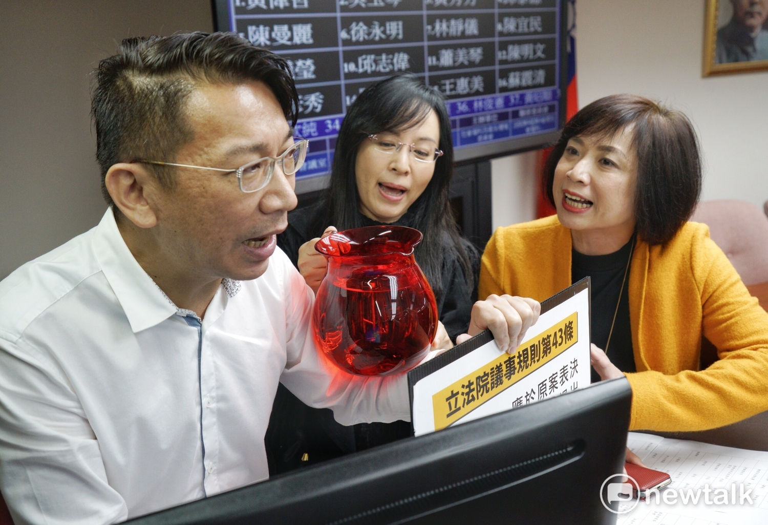 民進黨立委陳明文、蘇震清欲架離時代力量立委徐永明。 民進黨立委陳明文、蘇震清欲架離時代力量立委徐永明。