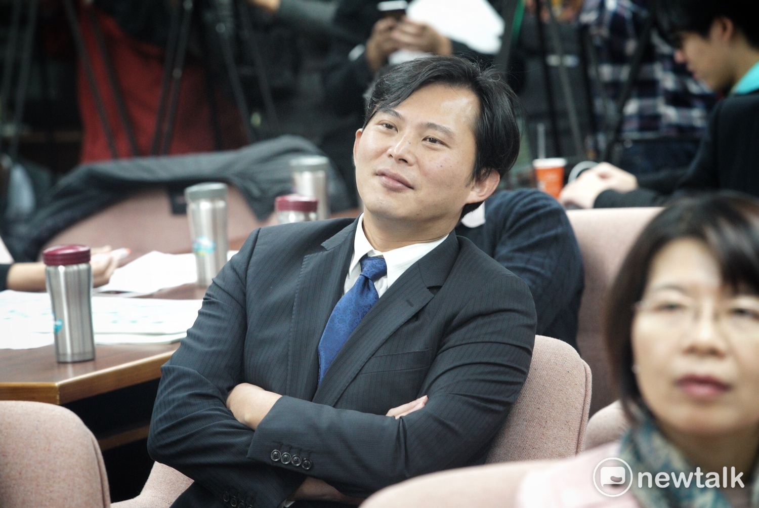 民進黨立委陳明文、蘇震清欲架離時代力量立委徐永明。 民進黨立委陳明文、蘇震清欲架離時代力量立委徐永明。