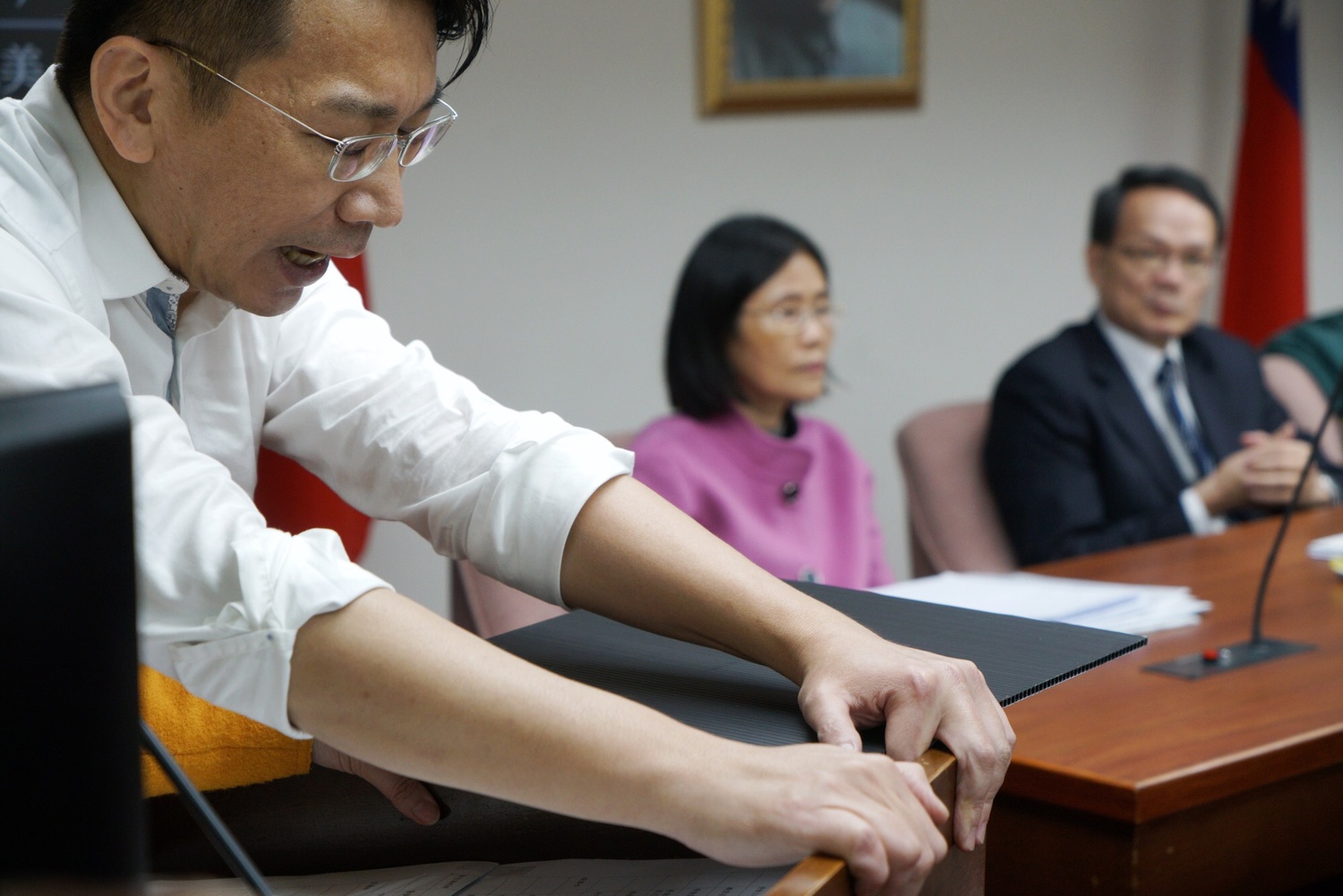 民進黨立委陳明文、蘇震清欲架離時代力量立委徐永明。 民進黨立委陳明文、蘇震清欲架離時代力量立委徐永明。