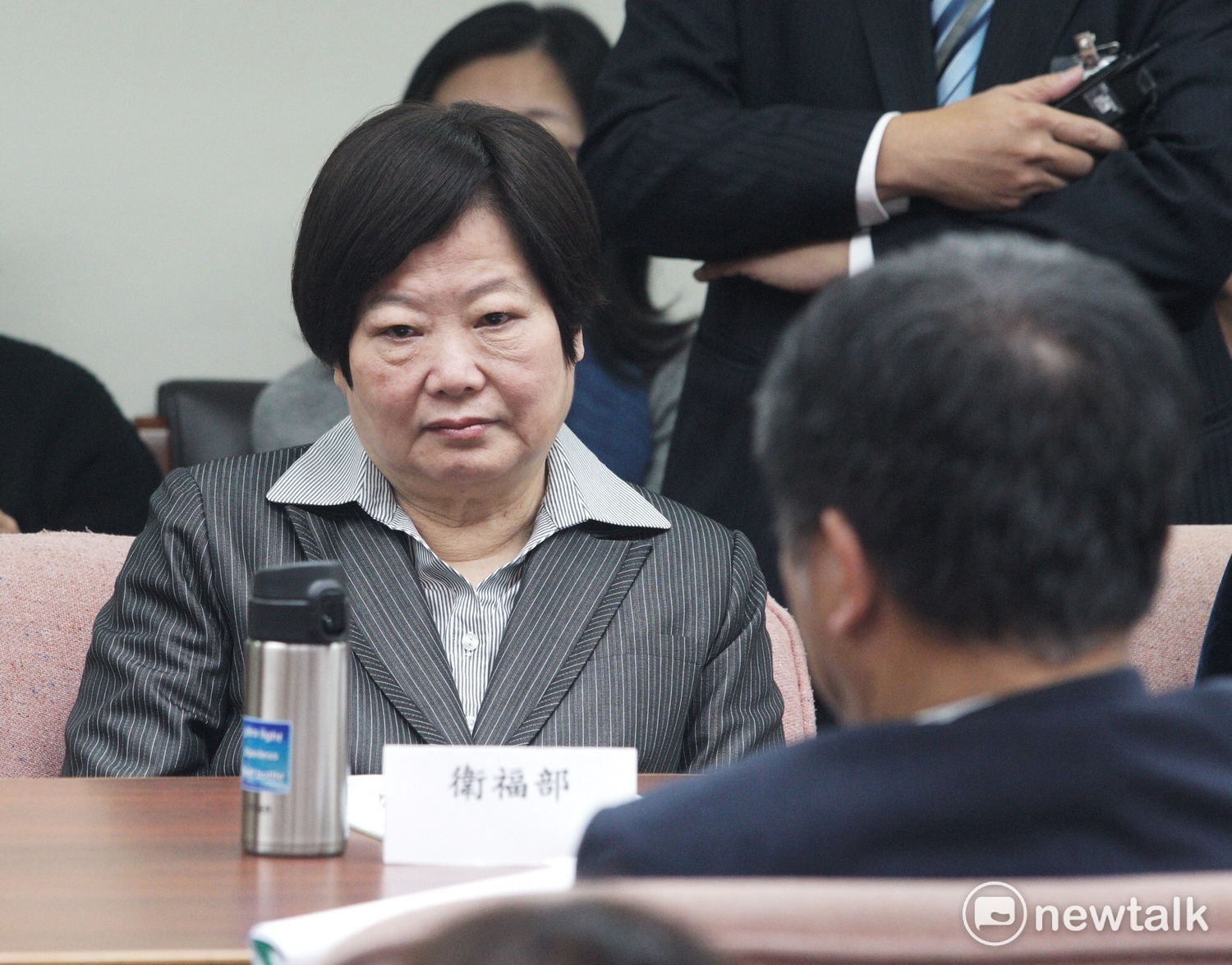 民進黨立委陳明文、蘇震清欲架離時代力量立委徐永明。 民進黨立委陳明文、蘇震清欲架離時代力量立委徐永明。