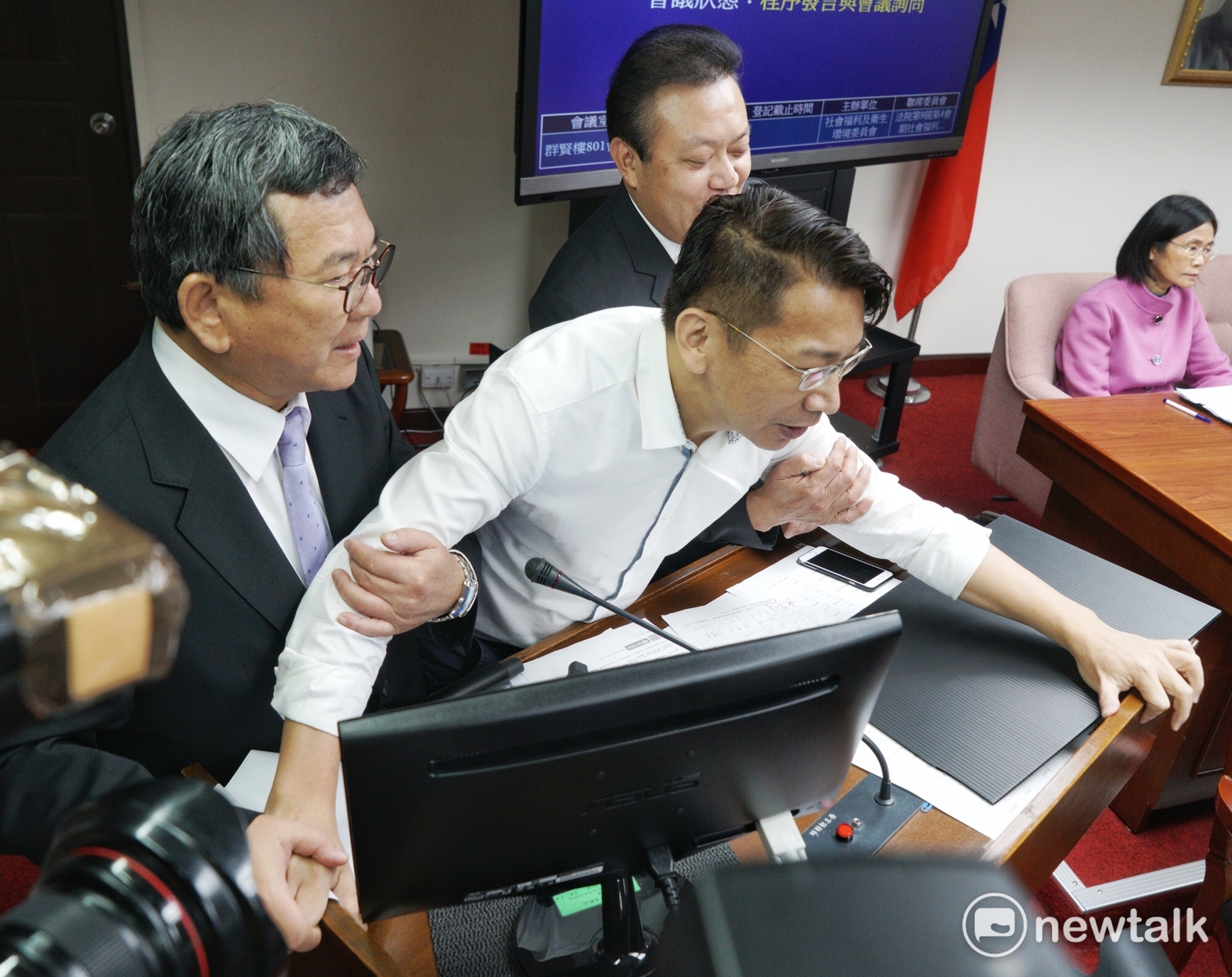 民進黨立委陳明文、蘇震清欲架離時代力量立委徐永明。 圖:張良一/攝 民進黨立委陳明文、蘇震清欲架離時代力量立委徐永明。 圖:張良一/攝