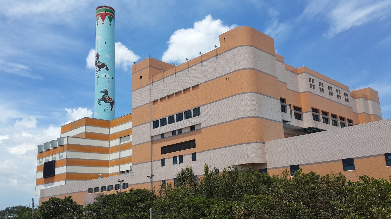 后里焚化廠明年的回饋金將比今年減少7千多萬元,引發當地民眾不滿,台中市議員陳本添與各里里長今 (20) 天上午在后里區公所拉白布條抗議,懷疑市府有黑箱作業之嫌。 后里焚化廠明年的回饋金將比今年減少7千多萬元,引發當地民眾不滿,台中市議員陳本添與各里里長今 (20) 天上午在后里區公所拉白布條抗議,懷疑市府有黑箱作業之嫌。