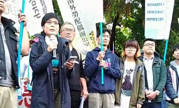 人權公約施行監督聯盟的黃怡碧(左)指出,勞工不得不加班的根本原因應是「所得不足」。 人權公約施行監督聯盟的黃怡碧(左)指出,勞工不得不加班的根本原因應是「所得不足」。