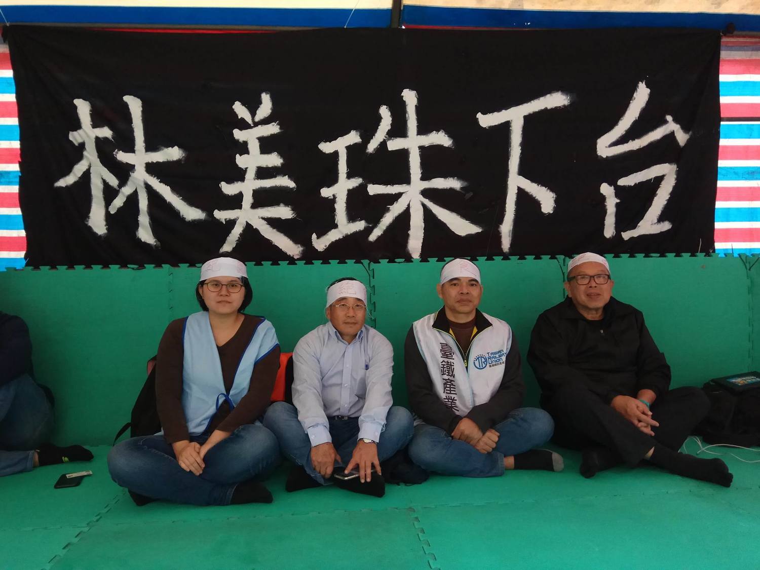 立法院今(20)日排審「一例一休」勞基法修正草案,上午多達7個勞團在勞動部前集結,眾人高舉抗議標語,喊出要絕食269個小時的口號,並要求勞動部長林美珠下台。
圖:取自桃市產總臉書(https://www.facebook.com/profile.php?id=100003295855956) 立法院今(20)日排審「一例一休」勞基法修正草案,上午多達7個勞團在勞動部前集結,眾人高舉抗議標語,喊出要絕食269個小時的口號,並要求勞動部長林美珠下台。
圖:取自桃市產總臉書(https://www.facebook.com/profile.php?id=100003295855956)