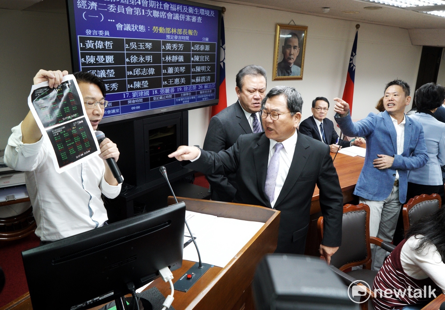 徐永明表示,「勞動基準法」修正草案一讀後付委審查,復議期還沒有過,民進黨黨團60位立委,有2位立委未簽署不復議同意書,今天會議違法,復議期過了才可以開會。 圖:張良一/攝 徐永明表示,「勞動基準法」修正草案一讀後付委審查,復議期還沒有過,民進黨黨團60位立委,有2位立委未簽署不復議同意書,今天會議違法,復議期過了才可以開會。 圖:張良一/攝