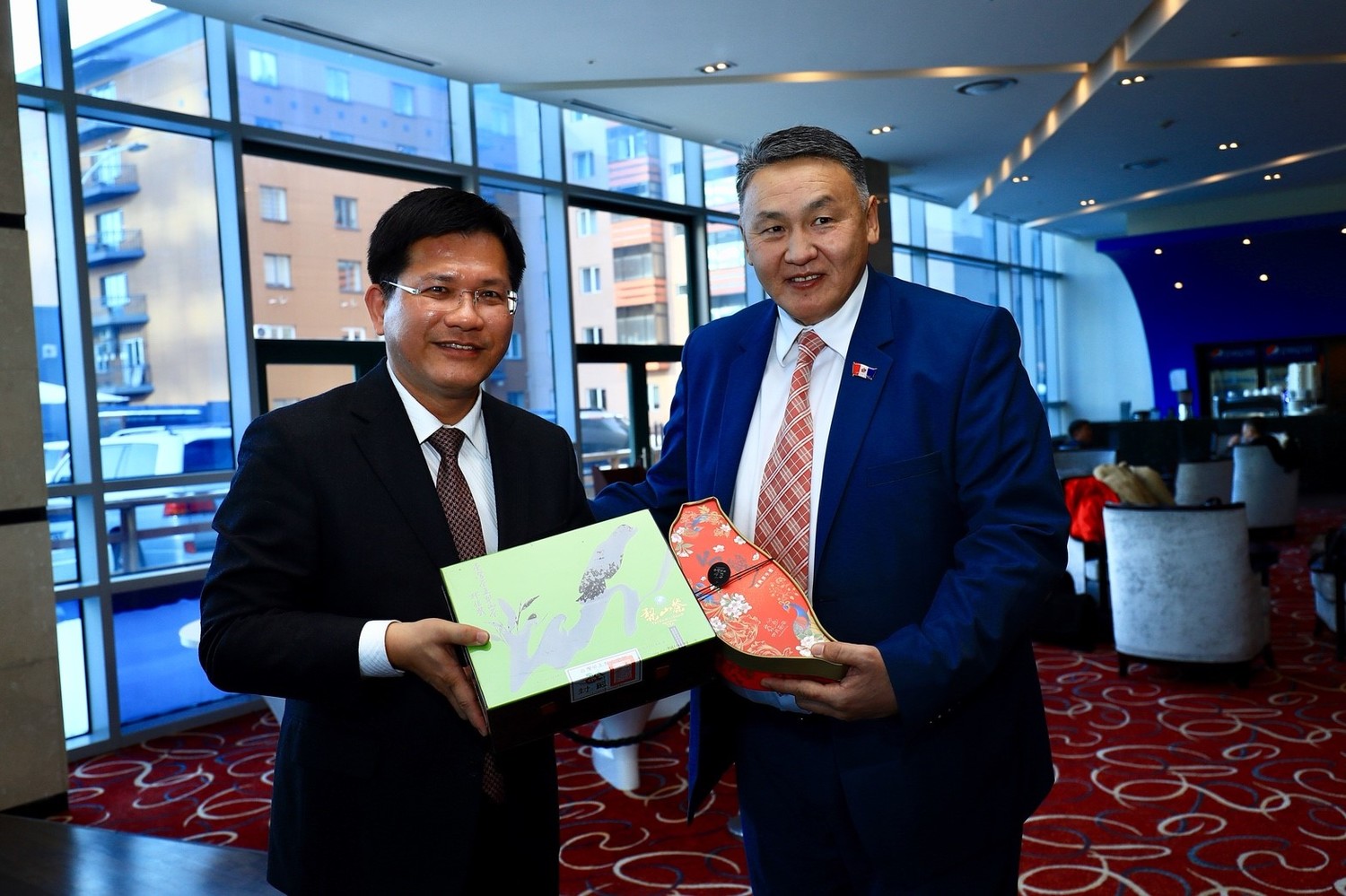 林佳龍致贈紀念品予烏布蘇省省長。 圖 : 台中市政府/提供 林佳龍致贈紀念品予烏布蘇省省長。 圖 : 台中市政府/提供