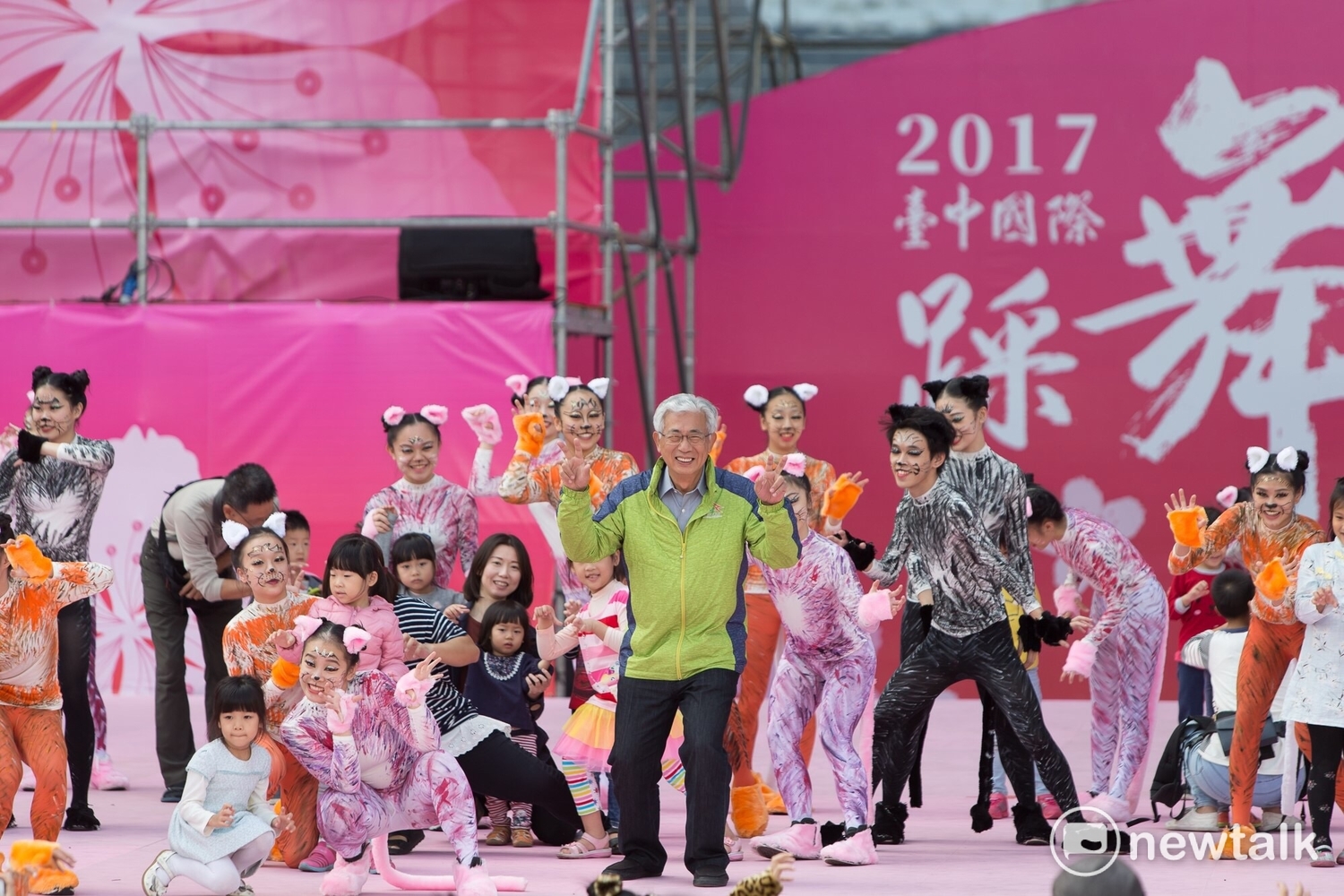 連三天台日交流盛會-2017國際踩舞祭,於11月19日閉幕會上,台中市觀旅局長陳盛山(中間著綠衣者 )華岡藝校舞團和在地習練踩舞民眾的要求,一起演一段貓舞。 圖:王鵬宇攝 連三天台日交流盛會-2017國際踩舞祭,於11月19日閉幕會上,台中市觀旅局長陳盛山(中間著綠衣者 )華岡藝校舞團和在地習練踩舞民眾的要求,一起演一段貓舞。 圖:王鵬宇攝
