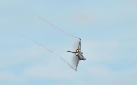 新竹空軍基地21日舉行開放預演活動,編號1428的IDF經國號戰機完成性能展示表演後落地,卻突然冒出陣陣黑煙。 圖:中央社/提供 新竹空軍基地21日舉行開放預演活動,編號1428的IDF經國號戰機完成性能展示表演後落地,卻突然冒出陣陣黑煙。 圖:中央社/提供