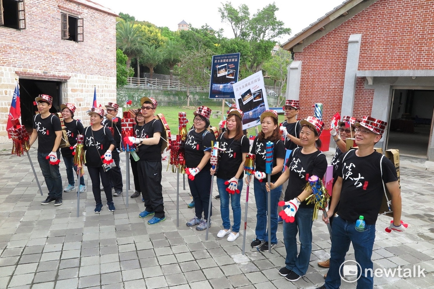 吳峻毅(右一)積極參與淡水在地活動,圖為2017淡水環境藝術節藝術踩街。 圖 : 新北市立淡水古蹟博物館/提供 吳峻毅(右一)積極參與淡水在地活動,圖為2017淡水環境藝術節藝術踩街。 圖 : 新北市立淡水古蹟博物館/提供