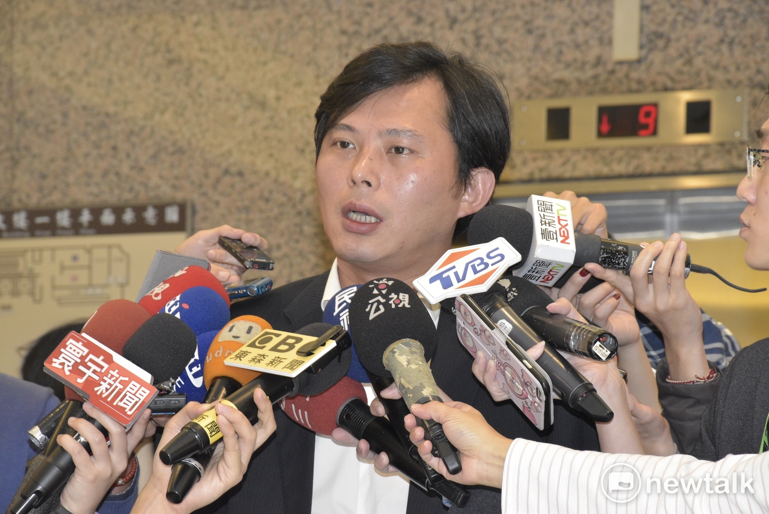 時力立委黃國昌今(21)日在臉書上指出,行政院副秘書長何佩珊在民進黨團的Line群組公然指控他「自己將簡訊洩露給媒體,再反過來攻擊賴清德。」他呼籲何佩珊,在24小時之內公開道歉,「切勿自誤」。 時力立委黃國昌今(21)日在臉書上指出,行政院副秘書長何佩珊在民進黨團的Line群組公然指控他「自己將簡訊洩露給媒體,再反過來攻擊賴清德。」他呼籲何佩珊,在24小時之內公開道歉,「切勿自誤」。