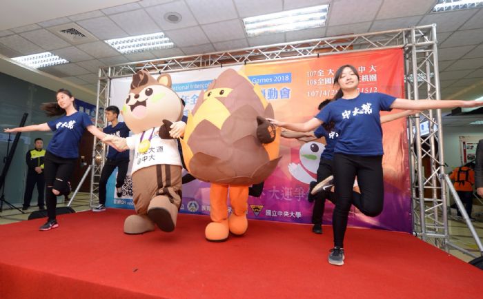 桃園市爭取成為明年全大運的主辦單位,今日召開「107年全國大專校院運動會啟動記者會」。桃園市長鄭文燦提到,107年全大運的LOGO「央」,表現出人跑步的樣子。 桃園市爭取成為明年全大運的主辦單位,今日召開「107年全國大專校院運動會啟動記者會」。桃園市長鄭文燦提到,107年全大運的LOGO「央」,表現出人跑步的樣子。