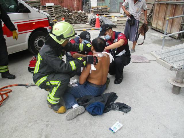 卜男雖跌坐地面,但意識清楚。他當時遭掉落的空心鐵管刺傷,鐵管一度卡在右胸,所幸只貫穿表皮,未傷及內臟 卜男雖跌坐地面,但意識清楚。他當時遭掉落的空心鐵管刺傷,鐵管一度卡在右胸,所幸只貫穿表皮,未傷及內臟