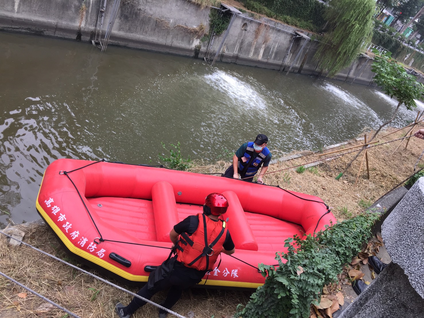 高雄一名婦女欲投河輕生,警消到案後英勇解救婦女,結束有驚無險的事件。 高雄一名婦女欲投河輕生,警消到案後英勇解救婦女,結束有驚無險的事件。