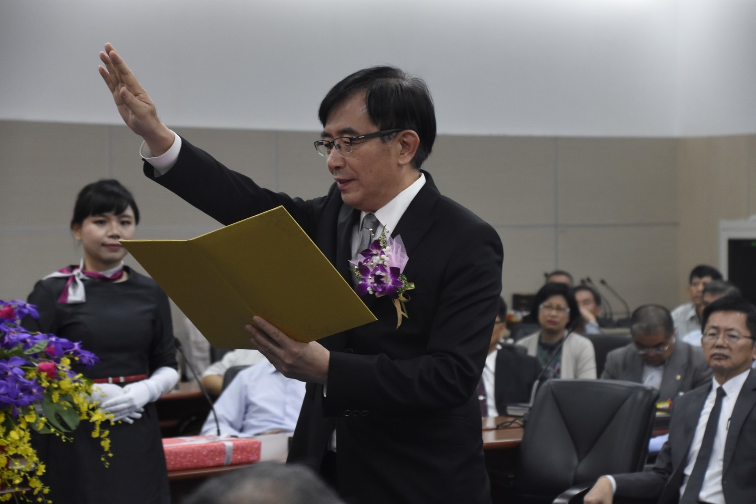 臺灣港務股份有限公司於今(22)日下午召開臨時董事會改選董事長,由政委、原公共工程委員會主委吳宏謀接任。 圖:臺灣港務股份有限公司/提供 臺灣港務股份有限公司於今(22)日下午召開臨時董事會改選董事長,由政委、原公共工程委員會主委吳宏謀接任。 圖:臺灣港務股份有限公司/提供