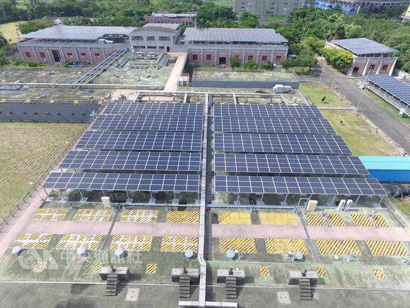屏東有茂迪及元晶科技公司要在屏東蓋太陽能發電廠,讓不利耕地變得搶手,屏東縣政府提醒農民,將全部農地出租做綠能會喪失農保,簽約前需三思。 屏東有茂迪及元晶科技公司要在屏東蓋太陽能發電廠,讓不利耕地變得搶手,屏東縣政府提醒農民,將全部農地出租做綠能會喪失農保,簽約前需三思。