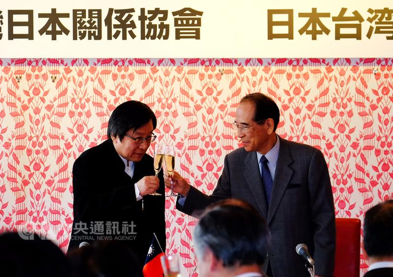 台灣日本關係協會會長邱義仁(左)與日本台灣交流協會會長大橋光夫,今天舉杯祝賀雙方簽署台日關務合作及互助協定、文化交流合作瞭解備忘錄。 圖 : 中央社 台灣日本關係協會會長邱義仁(左)與日本台灣交流協會會長大橋光夫,今天舉杯祝賀雙方簽署台日關務合作及互助協定、文化交流合作瞭解備忘錄。 圖 : 中央社