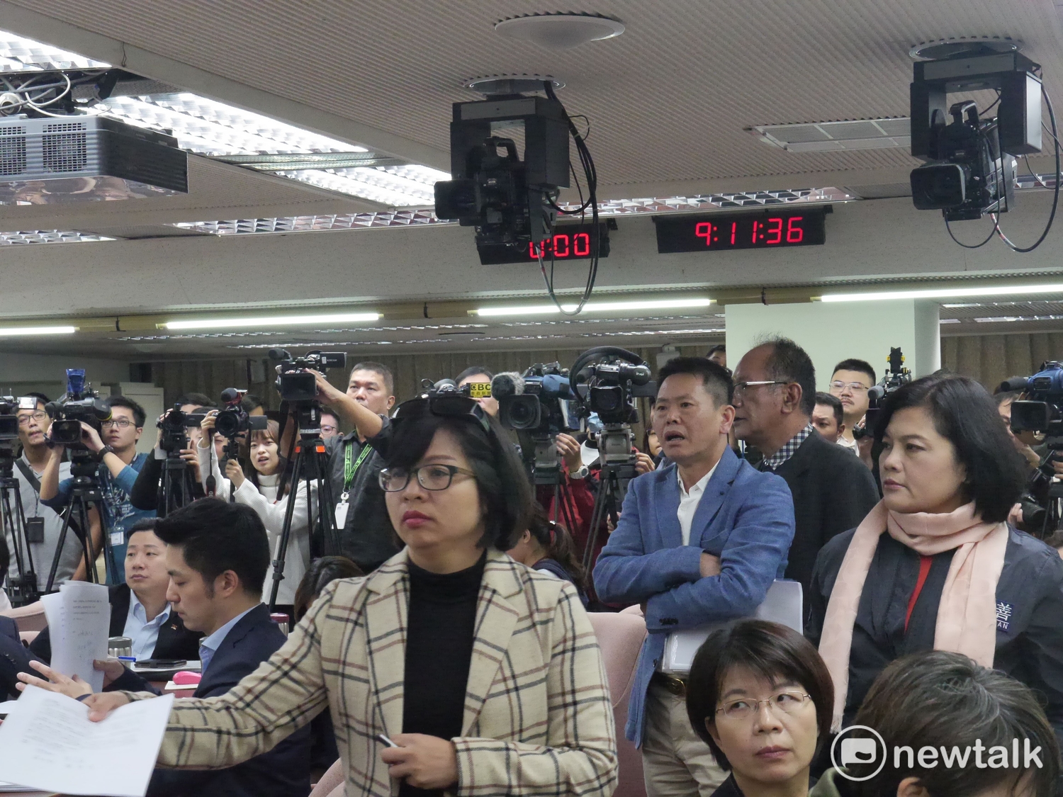 立院今審勞基法修法,多位立委沒位子坐。 立院今審勞基法修法,多位立委沒位子坐。
