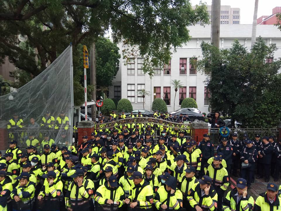 立法院今天上午針對勞團的抗議行動,嚴陣以待外,警方事前已掌握訊息,並準備了大網子防止勞團突襲。 圖:翻拍2016工人鬥總統臉書 立法院今天上午針對勞團的抗議行動,嚴陣以待外,警方事前已掌握訊息,並準備了大網子防止勞團突襲。 圖:翻拍2016工人鬥總統臉書